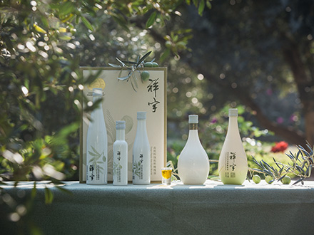 祥宇特級(jí)初榨橄欖油，純手工采摘、精選優(yōu)質(zhì)油橄欖鮮果，用意大利貝亞雷斯全自動(dòng)設(shè)備物理冷榨工藝，在鮮果采摘后8小時(shí)內(nèi)限時(shí)鮮榨而成。